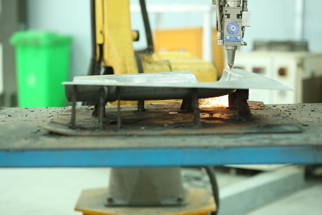 Автоматическая система подачи Debabrother обеспечивает эффективную и точную транспортировку